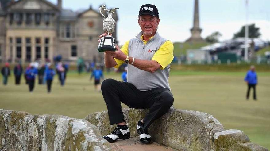 Jiménez posa con el trofeo en el emblemático puente de piedra del hoyo 18 de St. Andrews. // FDV