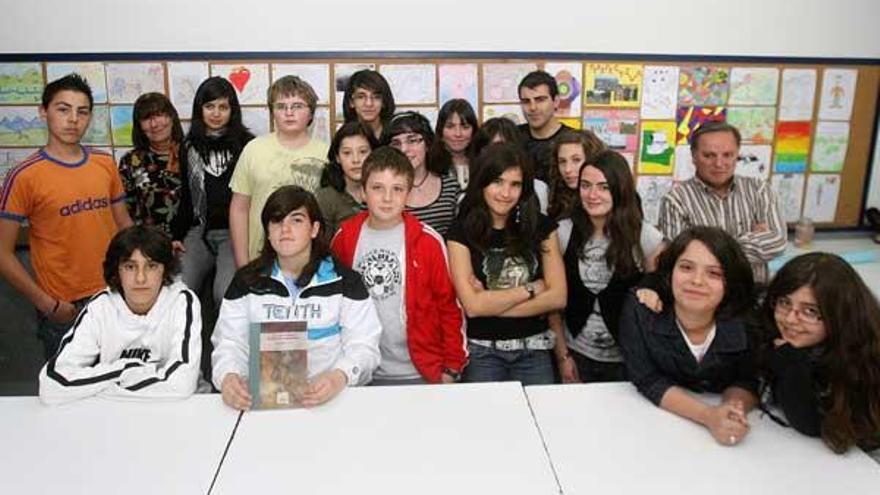 Los alumnos y algunos de los profesores participantes.