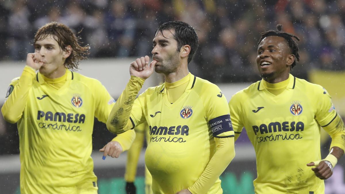 Manu Trigueros (c), junto a Jorge Pascual (i) y Chukwueze (d), celebra su gol ante el Anderlecht en la ida de octavos de final de la Conference League.