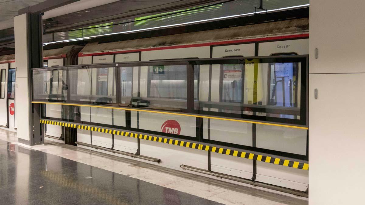 El metro de Barcelona prueba una puerta automática vertical pionera en la estación de Can Cuiàs