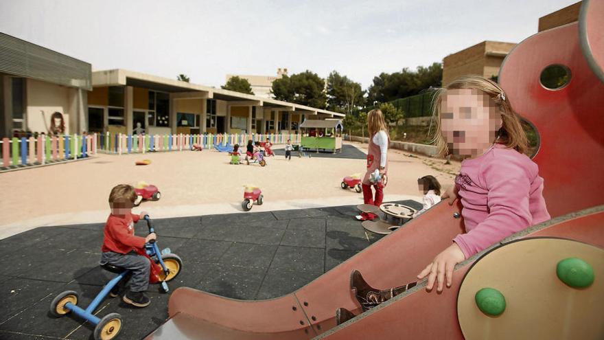 Alumnos de una escuela infantil de Benidorm, jugando en el patio.