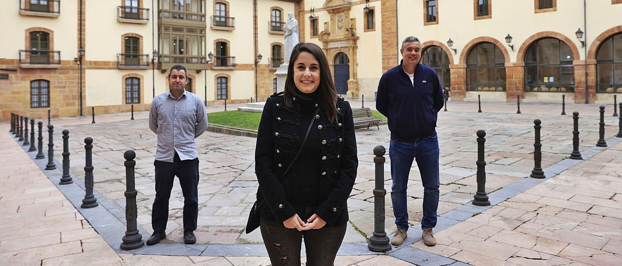 Zara Suárez, en el centro, flanqueada por David Álvarez y Celestino Rodríguez, en el exterior de la Facultad de Psicología. | Miki López |  MIKI LÓPEZ