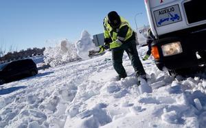 Un guardia civil retira nieve de la borrasca Filomena