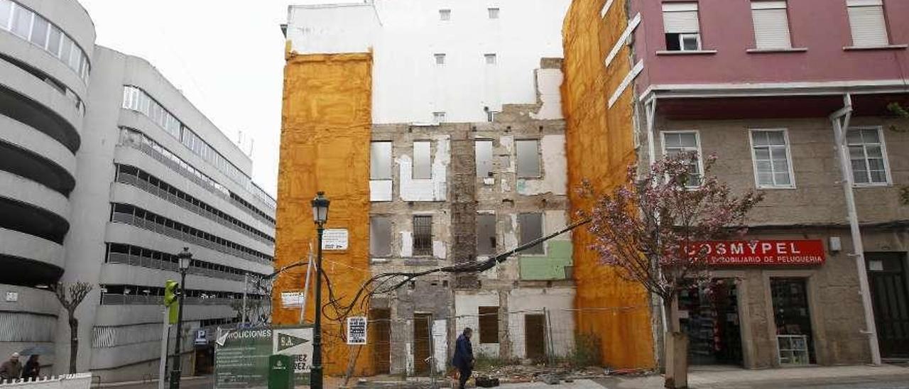 Ubicación del antiguo edificio situado en la calle Venezuela y, a la derecha, su aspecto tras la obra. // R. Grobas