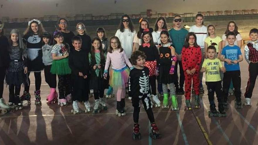 La Escuela Deportiva Municipal de Patinaje conjuga esta semana disfraces y juegos en sus clases.