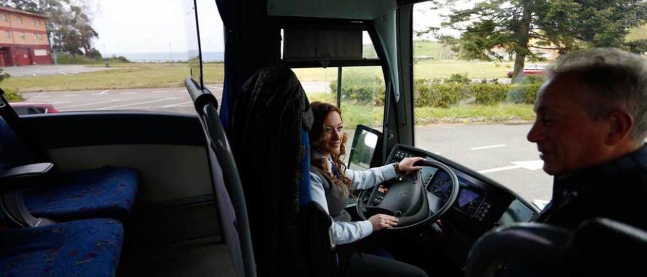 Susana García, al volante de un autocar.