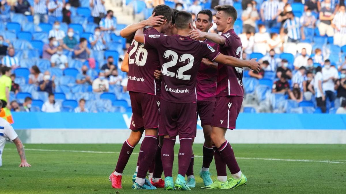 Los jugadores de la Real celebran uno de los goles en el amistoso ante el Alavés