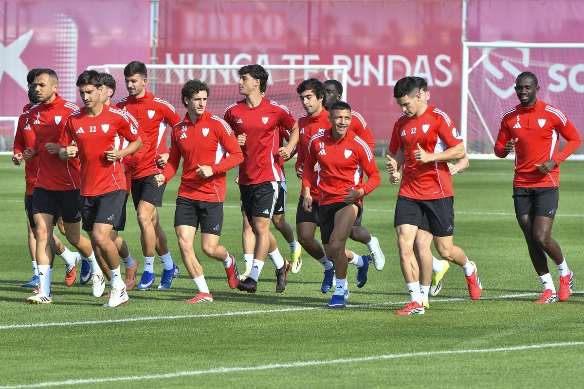 Los jugadores del Sevilla, durante el primer entrenamiento dirigido por Luis García Plaza