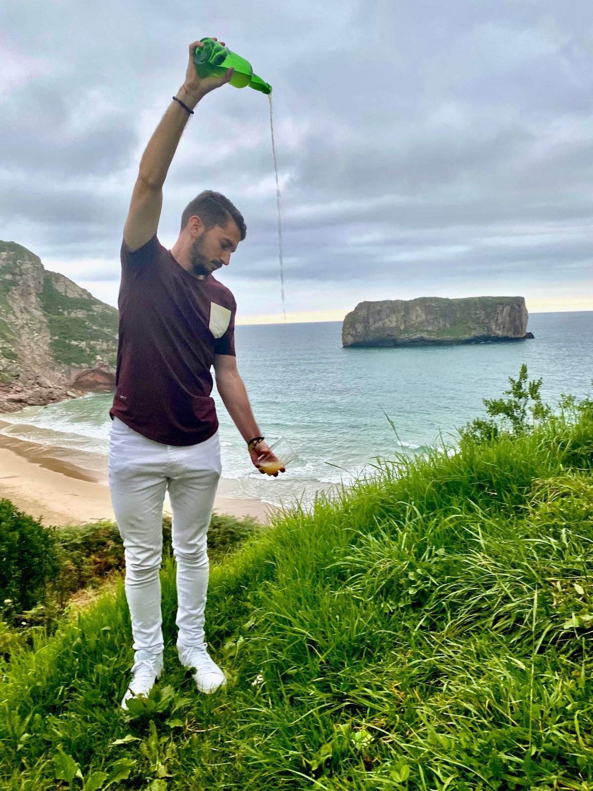 Pedro Saiz escanciando en uno de sus veraneos en Llanes