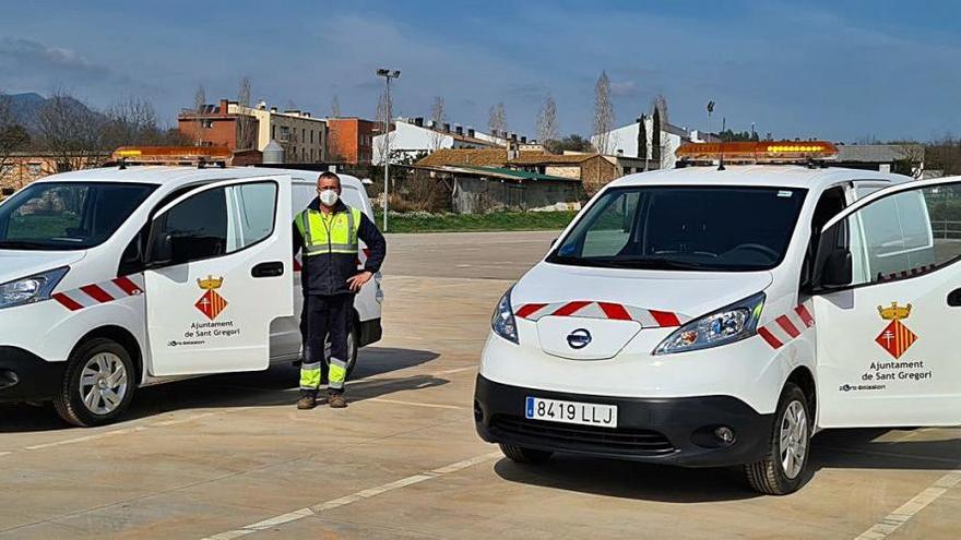 Les dues noves furgonetes adquirides a Sant Gregori.