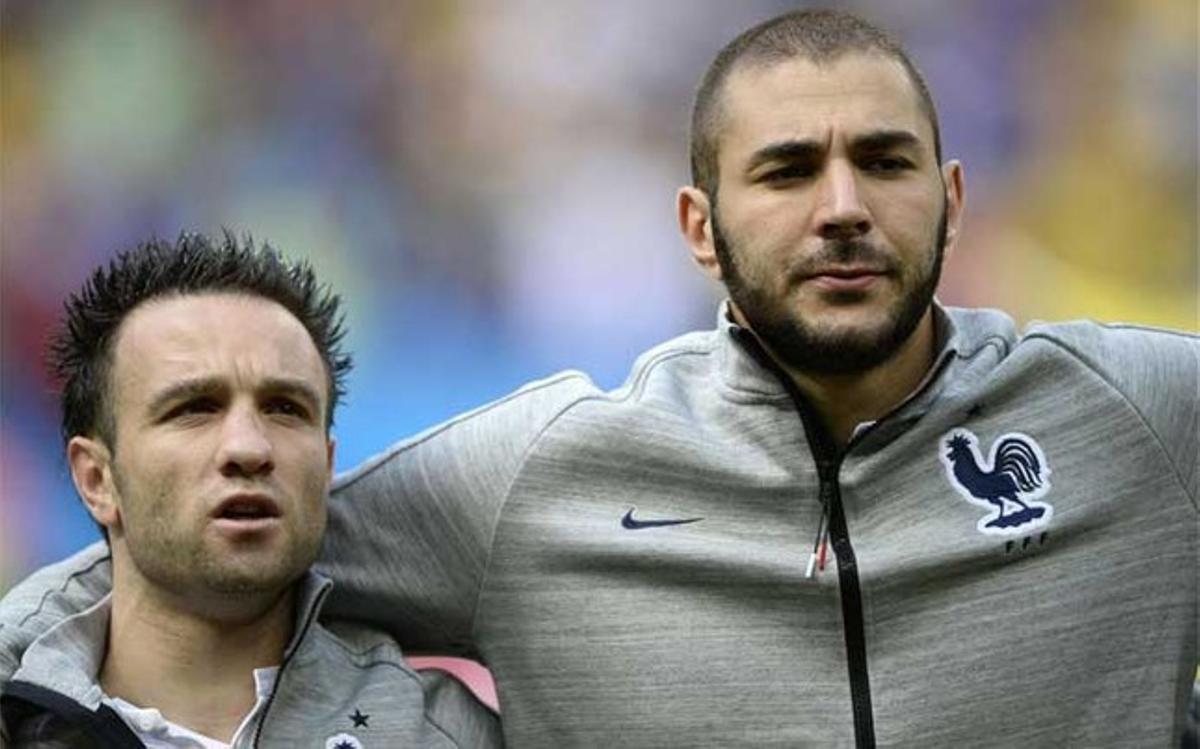 Karim Benzema y Mathieu Valbuena en un partido con la selección francesa