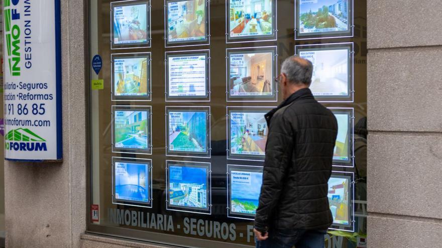 Escaparate de una agencia inmobiliaria en la ciudad de A Coruña. | Germán Barreiros / Roller Agencia