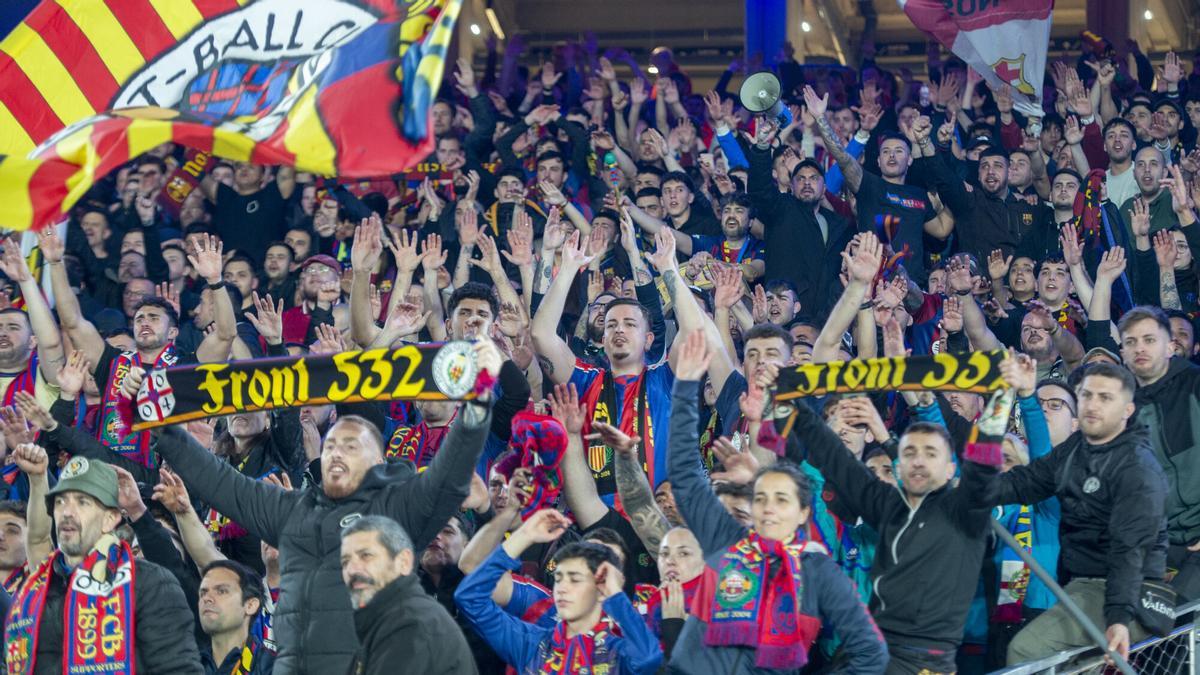 Barcelona. 03.03.2026. Deportes. La grada de animación rinde homenaje a los jugadores tras su esfuerzo al finalizar el partido de vuelta de las semifinales de la Copa del Rey entre el FC Barcelona y el Atlético de Madrid. Fotografía de Jordi Cotrina