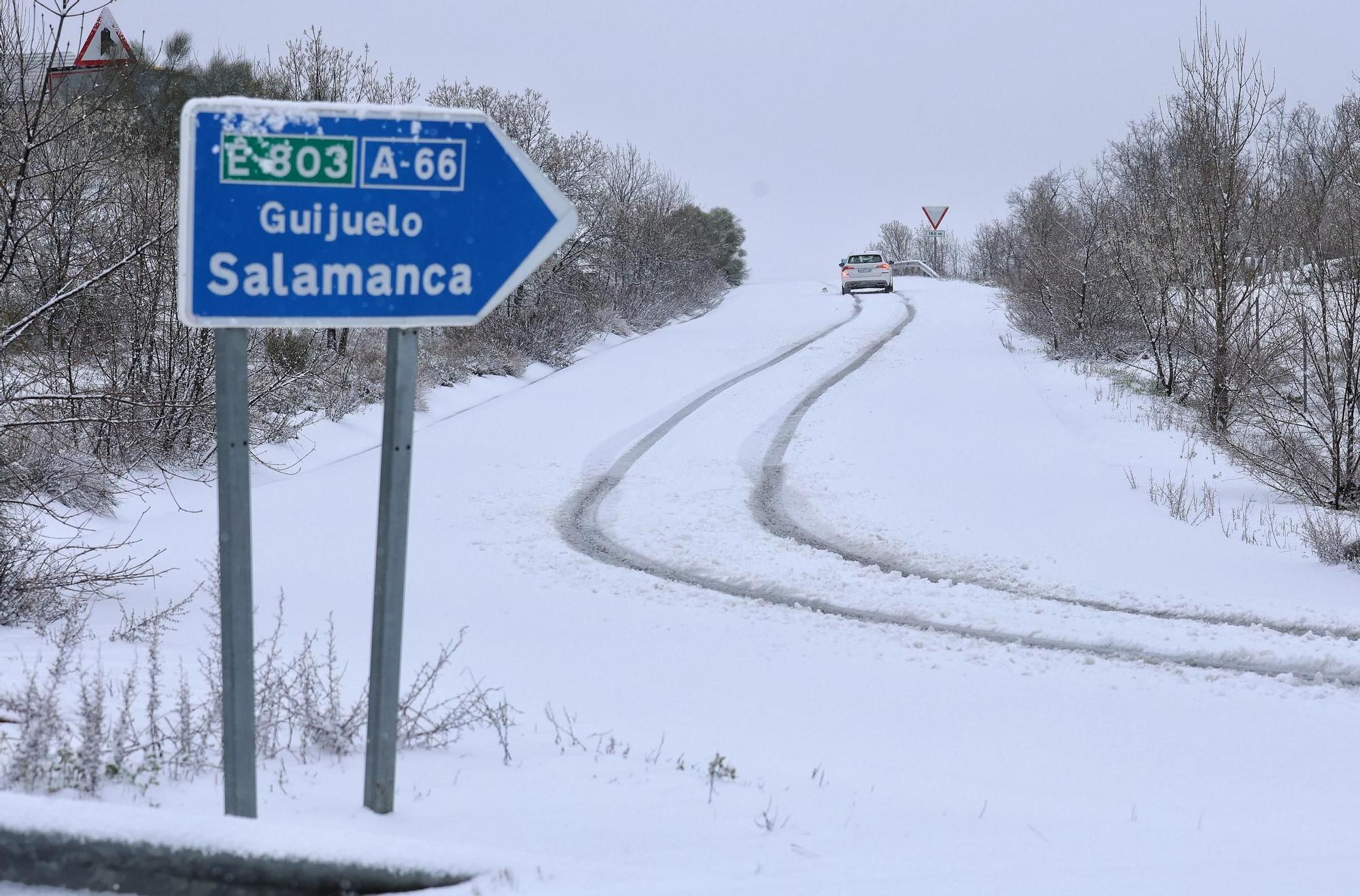 Una intensa nevada complica la circulación durante horas y obliga a cortar las principales autovías de Castilla y León