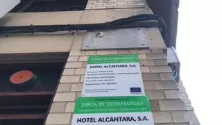 La calle de Cáceres de cuatro bloques, un hotel y un futbolista que se descalzó las botas por la medicina estética
