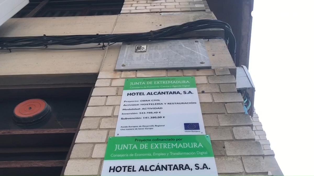 Vídeo | La calle de Cáceres de cuatro bloques, un hotel y un futbolista que se descalzó las botas por la medicina estética