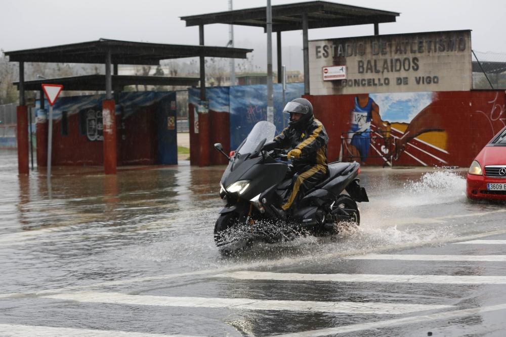 La intensa lluvia dejó balsas en las calles de Vigo