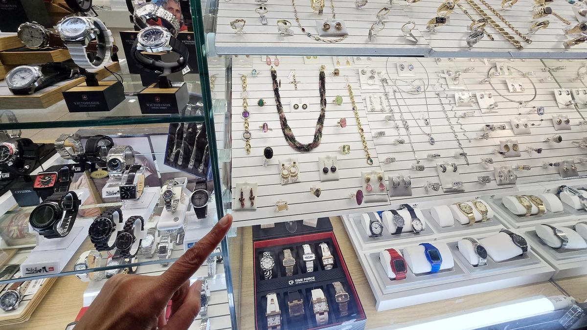 Las joyerías donde ocurrieron los robos fueron víctimas del método del «tirón de la manta».