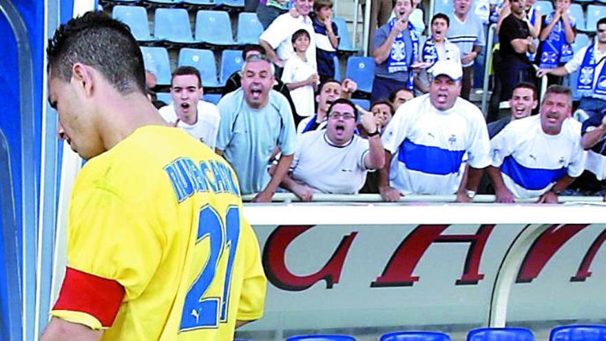 Rubén Castro, en 2004, abandona el recinto del Heliodoro.