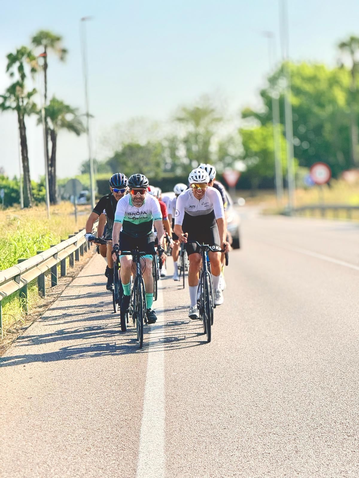 Pedaleando juntos bajo el sol, los ciclistas desafían cada kilómetro de la ruta, impulsados por la pasión y el espíritu de equipo en una jornada que une deporte, esfuerzo y solidaridad contra la Leucemia infantil.