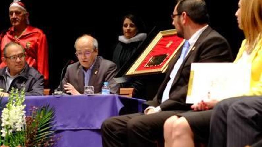 La entrega de la Medalla de Oro de la ciudad a la Junta Central, anoche en el Teatro Chapí.