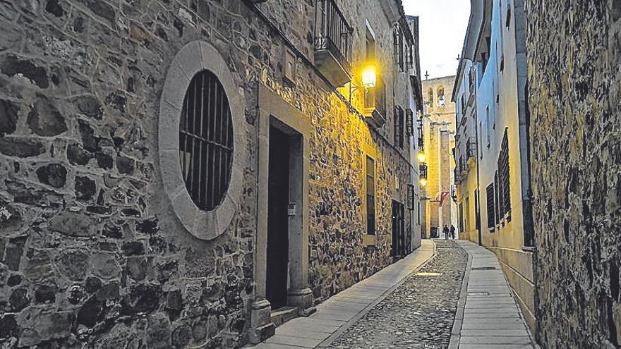 La ciudad vieja de Cáceres al despertar de las farolas.