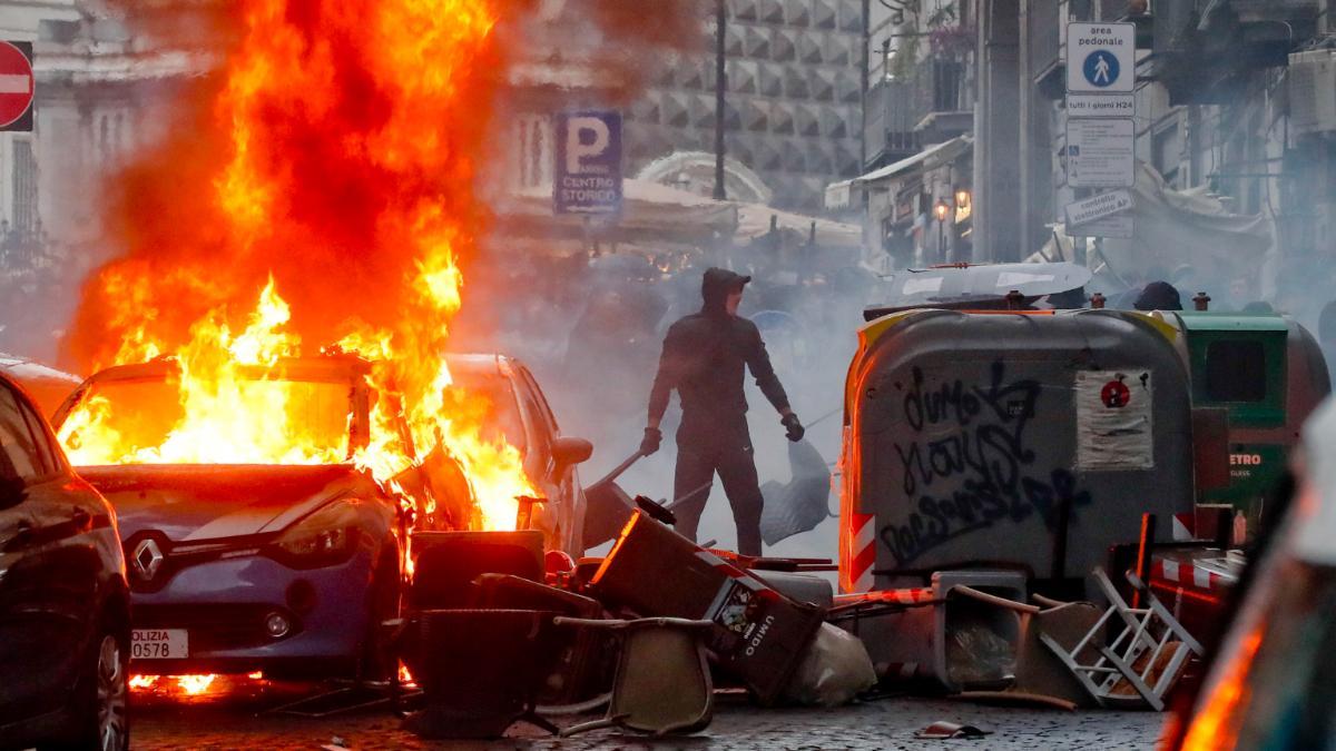 Enfrentamientos entre ultras del Eintracht y la Policía en Nápoles