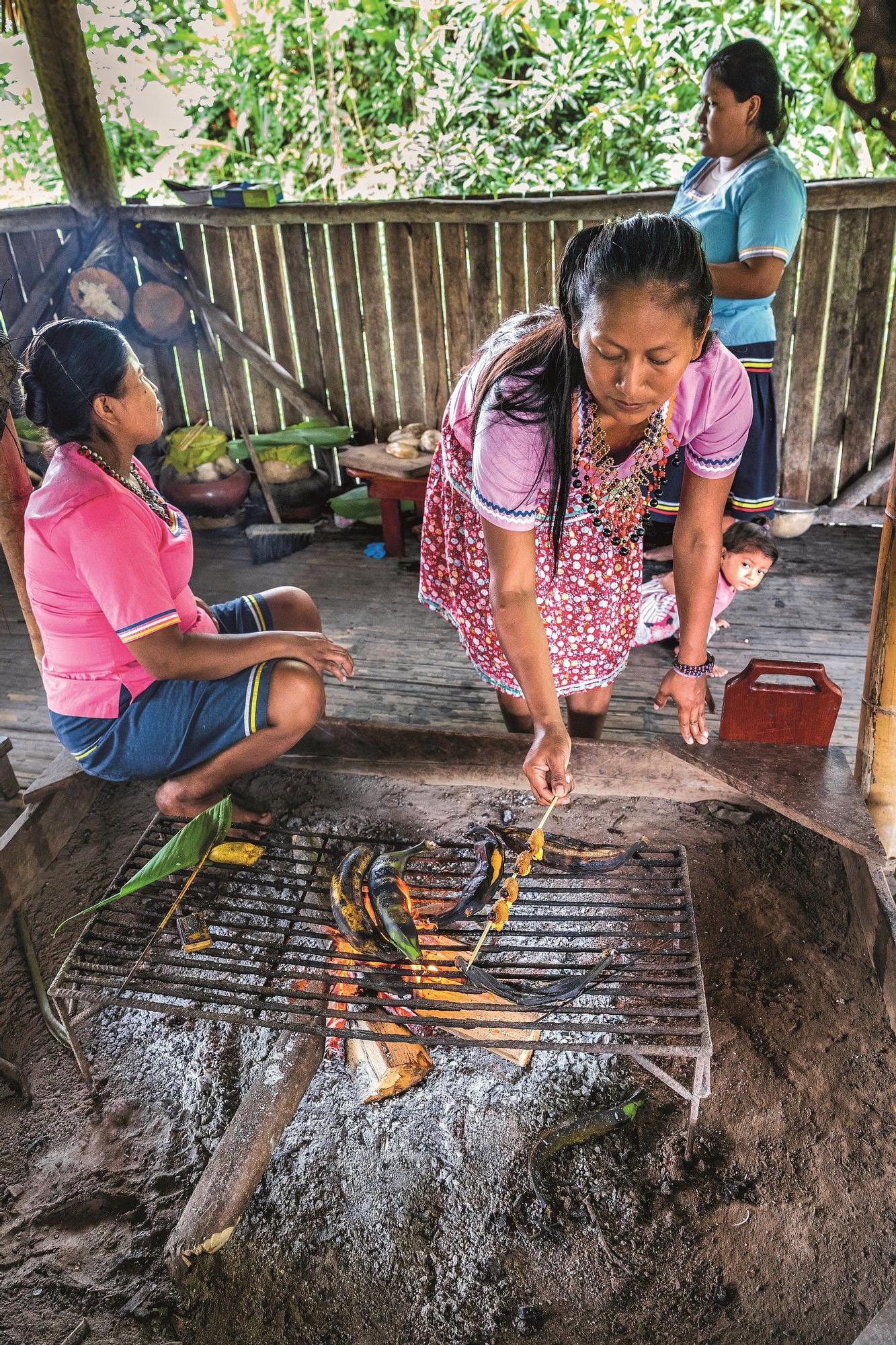 Mujeres de la comunidad Kichwa Añangu cocinando.