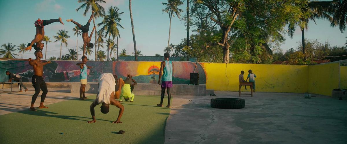 Una de las escenas del film, que muestra el trabajo con jóvenes sin recursos de la ONG Move Zanzibar.