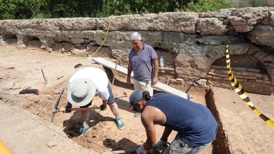 Julio Navarro supervisando los trabajos.