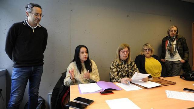 Victorino Gutiérrez, Judit Brión, Concepción Colmeiro, Marta Carballude y Ángeles Blanco ayer, en el despacho de abogados de los juzgados de Lalín.