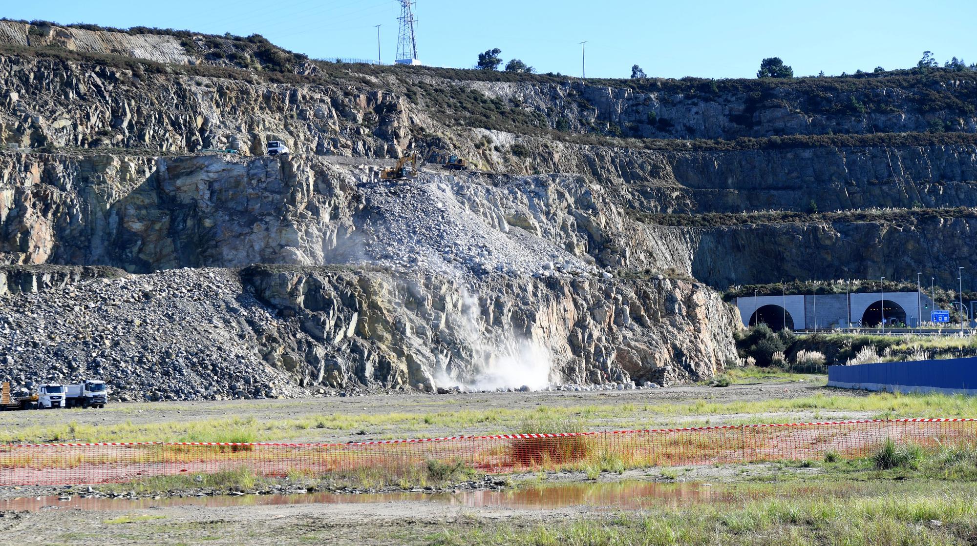 El tren a Langosteira avanza con la primera voladura en un túnel