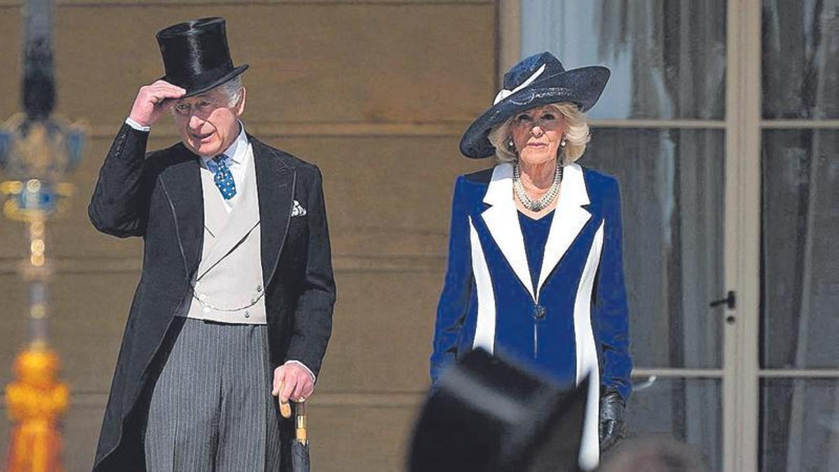 Carlos III y Camila saludan, ayer, a los invitados que asistirán a la coronación del sábado.