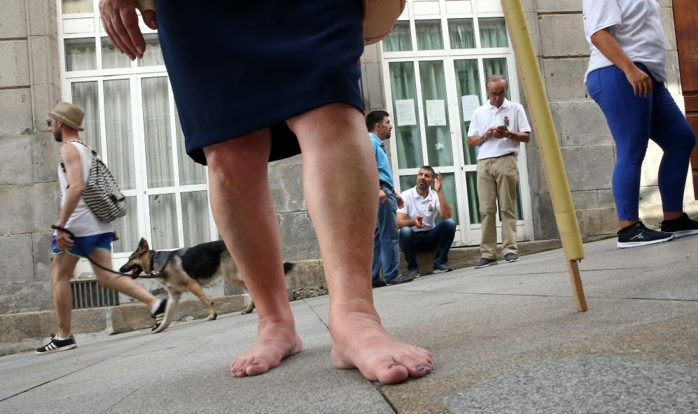 Miles de fieles acompañan a la imagen del nazareno en la tradicional procesión por el centro de la ciudad con principio y final en la Colegiata.