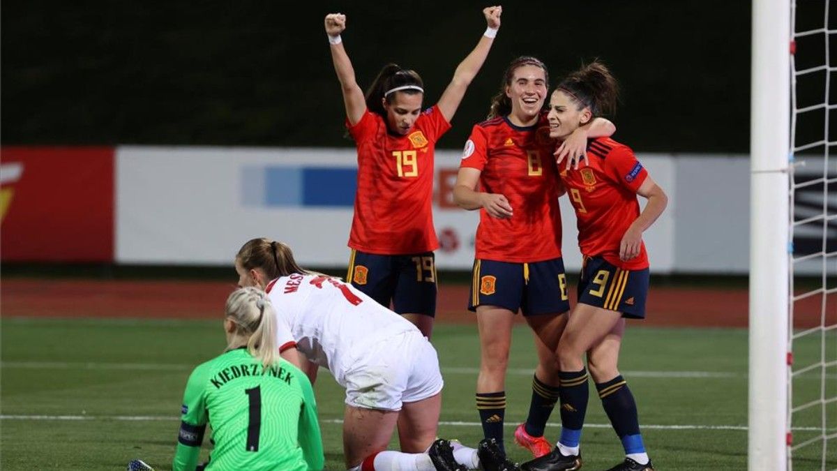 Esther González celebra con sus compañeras el gol ante Polonia