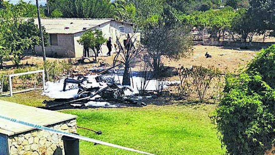 Restos del helicóptero siniestrado en una finca de Inca, en Mallorca.