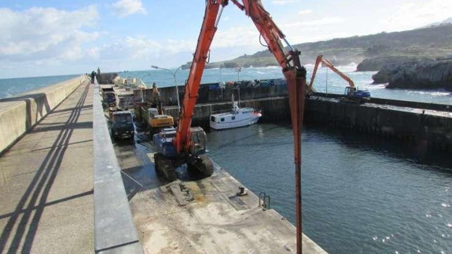 La máquina trabajando en el puerto, ayer.