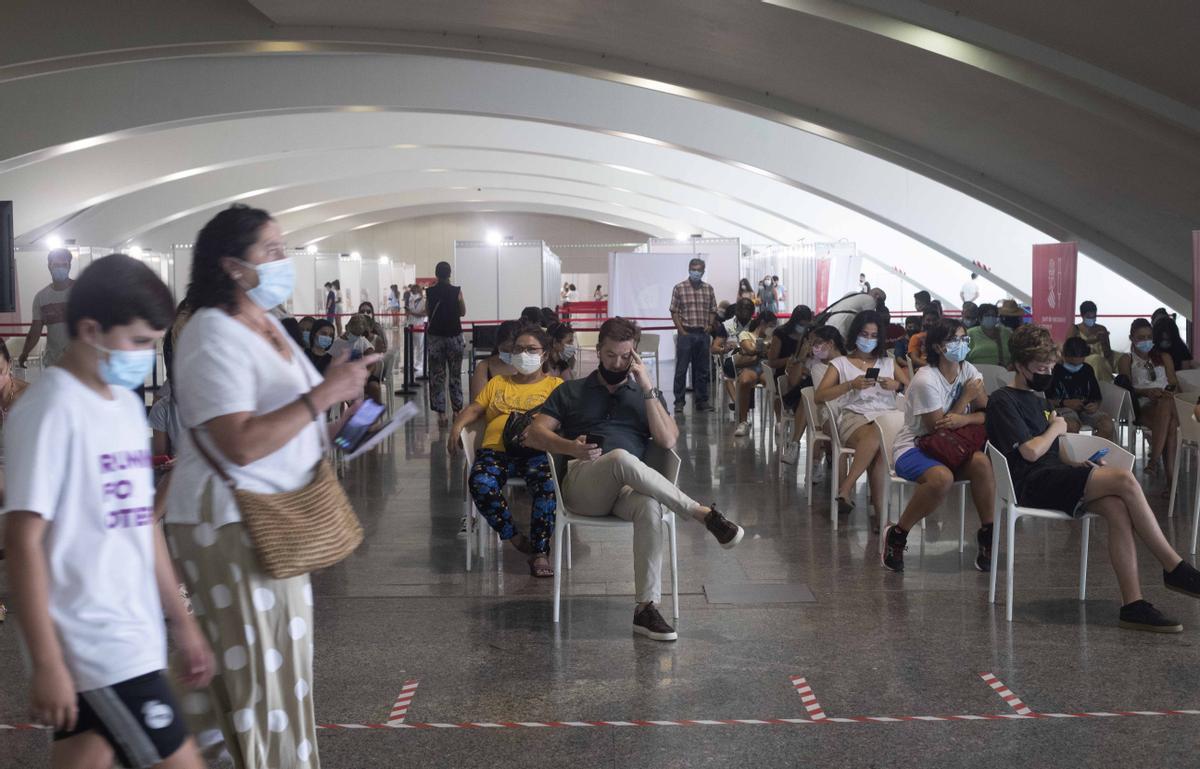 Interior del vacunódromo de la Ciudad de las Artes de València este verano. Reabrirá el lunes para acelerar con las terceras dosis de la vacuna contra el coronavirus.