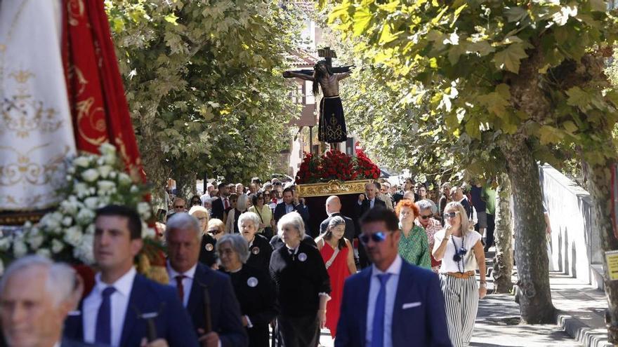 Artime llama a "conservar la fe y la devoción" al Cristo de Candás en una multitudinaria jornada festiva