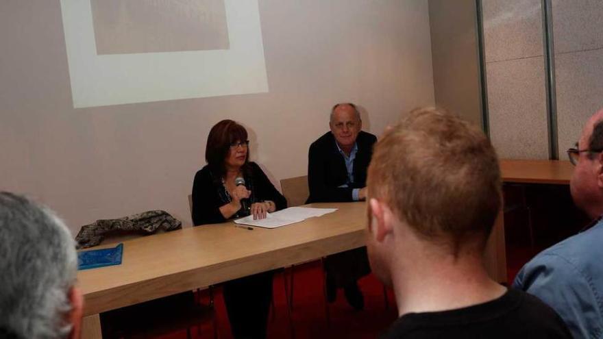 Esther García y el director del museo, Guillermo Laine, ayer.