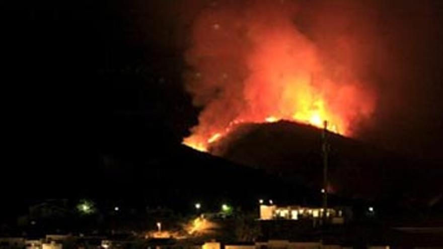 Desalojadas mil personas por un incendio forestal en Algeciras