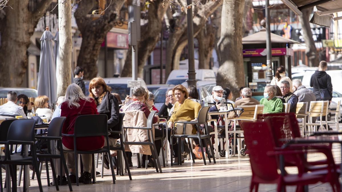 Gente almorzando en terrazas de l&#039;Albereda de Xàtiva, ayer.