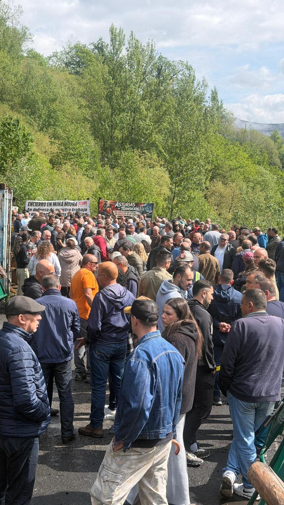 Los mineros encerrados en Mina Miura mantienen la lucha tras nueve días: "Van pasando factura el frío y la humedad, pero hay que seguir"