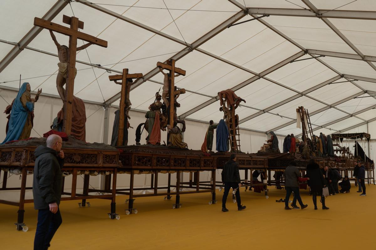 Pasos en el interior de la carpa de Semana Santa de Zamora.