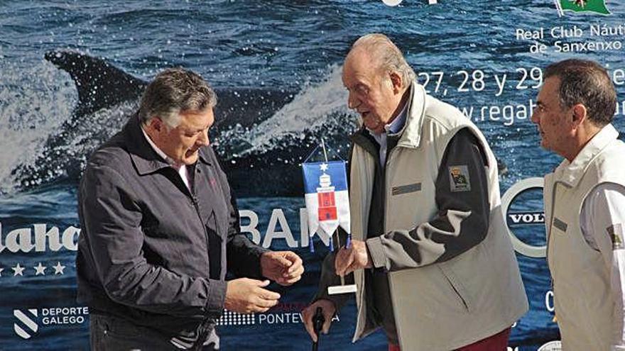 El Rey emérito entrega la bandera de Hanko a Telmo Martín.