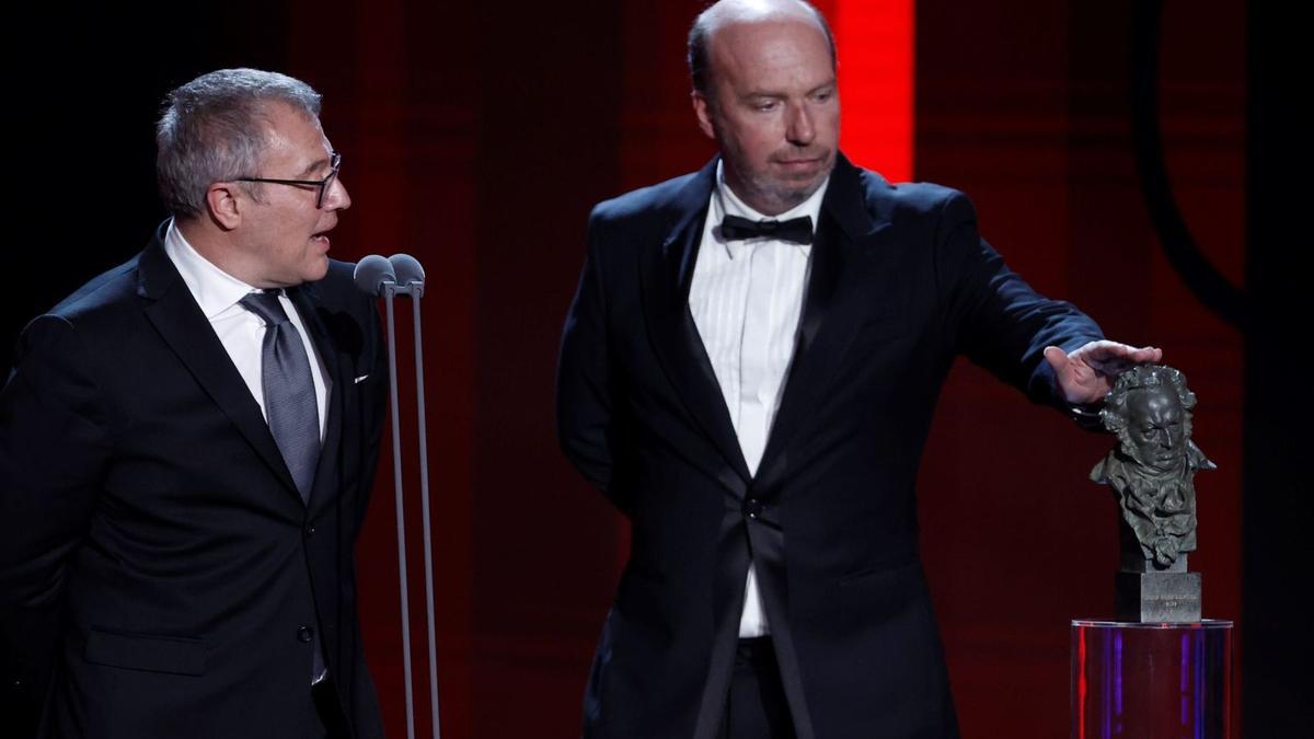 Daniel Monzón, a la izquierda, junto a Jorge Guerricaechevarría, agradece el Goya a mejor guion adaptado por ‘Las leyes de la frontera’.