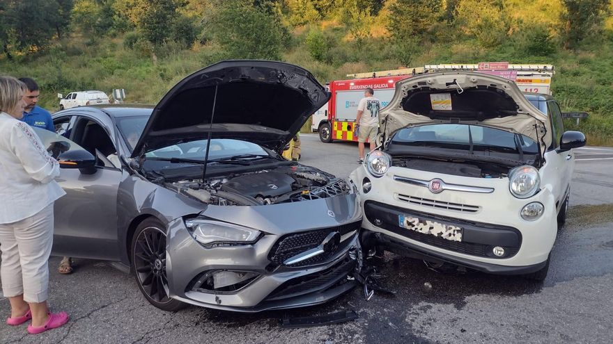 Siete heridos en una colisión entre dos coches en Lousame