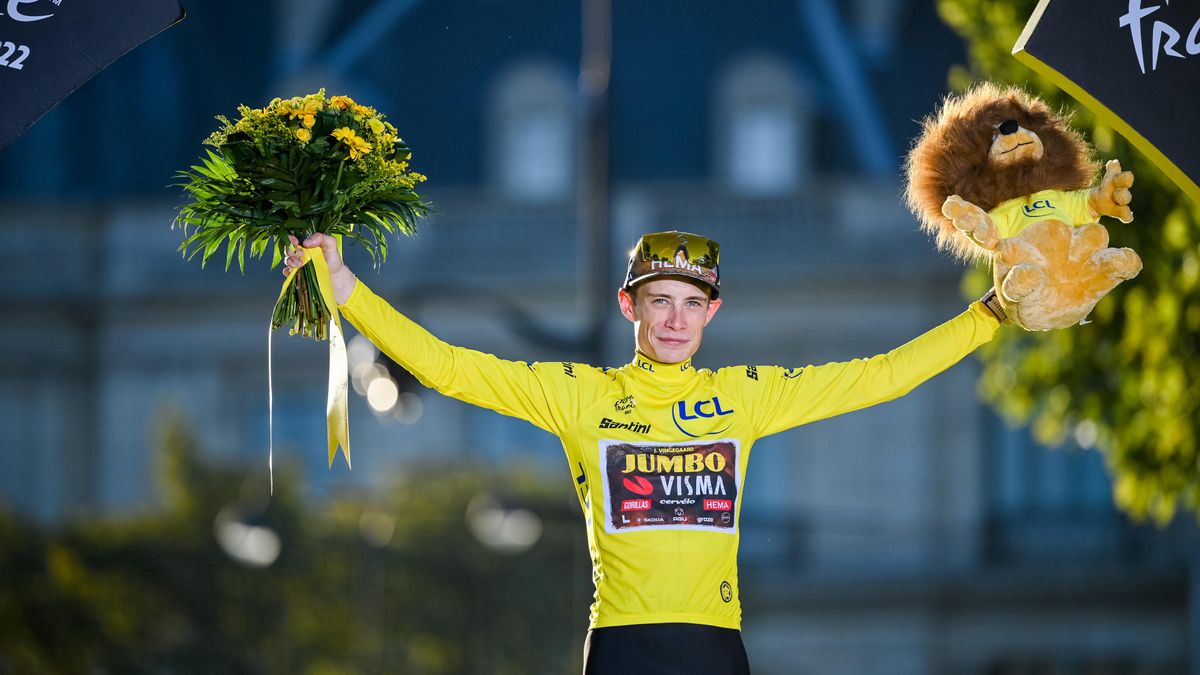 Jonas Vingegaard, en el podio del Tour en París.