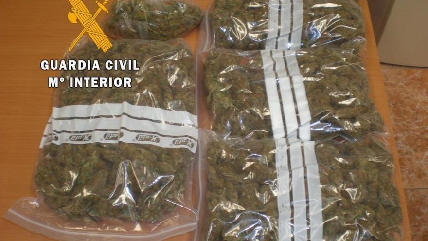 Dos detenidos en Navalmoral y Casatejada con un kilo de cogollos de marihuana