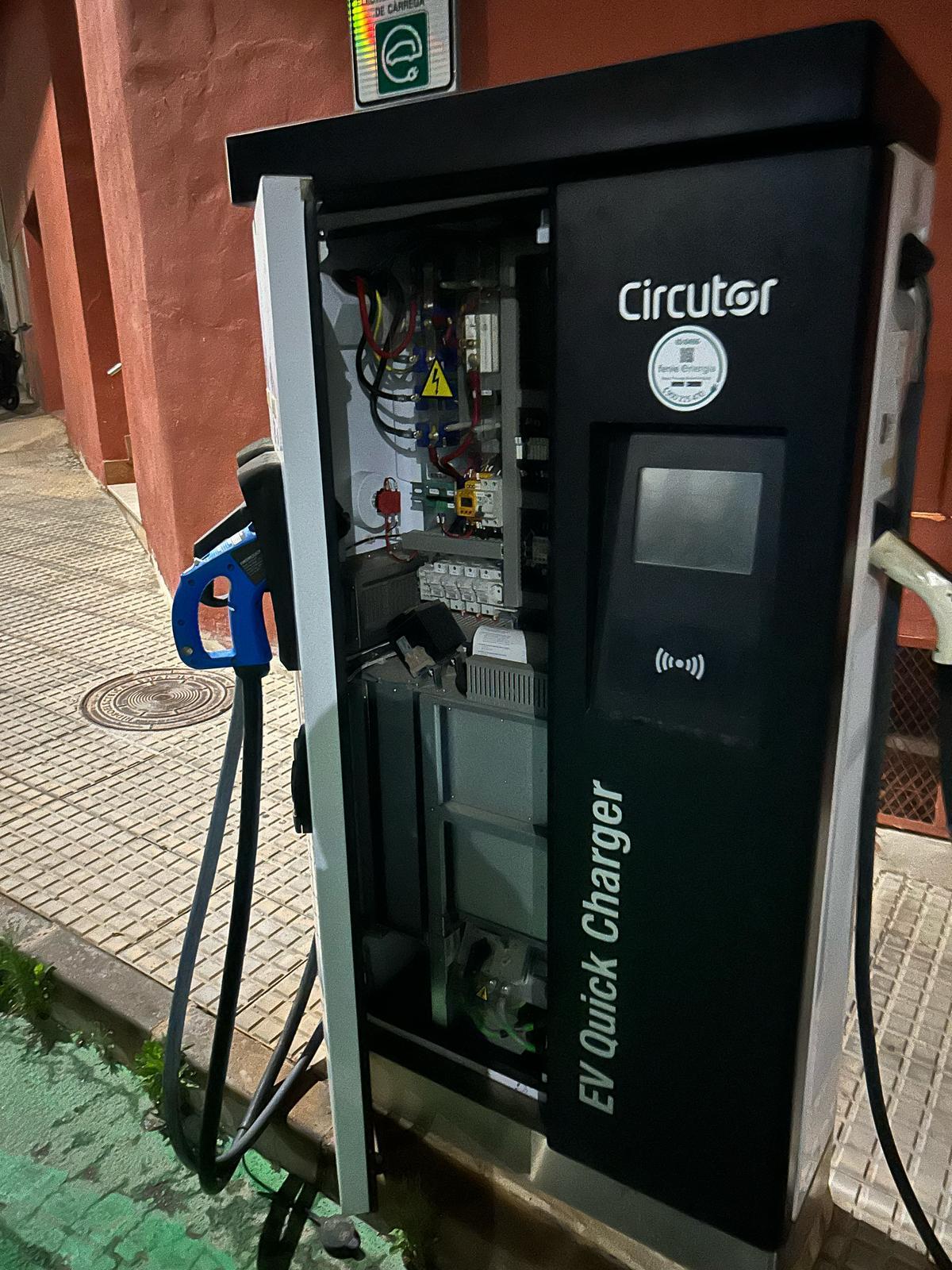 El cargador de Villalonga, con el cuadro eléctrico abierto